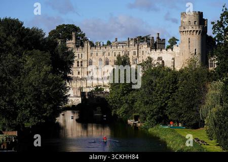 Ein Ruderer auf dem Fluss Avon bei Warwick Castle. Windgeschwindigkeiten von bis zu 80 km/h werden in Großbritannien ankommen, während das Land auf ein stürmisches Wochenende stürmt, sagte das Met Office. Bilddatum: Freitag, 12. September 2025. Stockfoto
