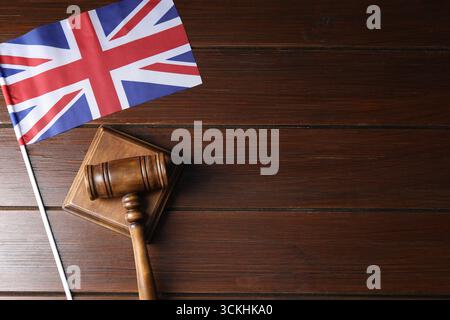 Richterlicher Hammer und Flagge von Großbritannien auf Holztisch, Draufsicht. Leerzeichen für Text Stockfoto