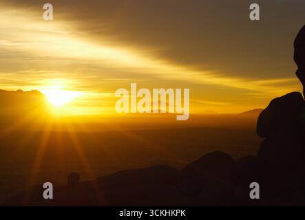 Atemberaubende Sonnenaufgangslandschaft von den goldgelben Granitgipfeln und Felsbrocken der Gross Spitzkoppe in Namibia Stockfoto