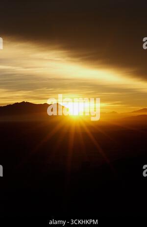 Atemberaubende Sonnenaufgangslandschaft von den goldgelben Granitgipfeln und Felsbrocken der Gross Spitzkoppe in Namibia Stockfoto