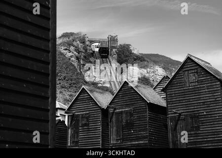 Das historische Hastings Net Shops mit der West Hill Lift Standseilbahn im Hintergrund - Hastings, Urlaubsziel am Meer Stockfoto