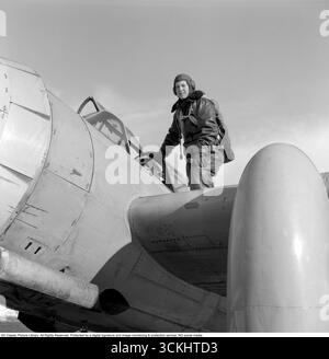 Birgit Thüring: Schwedische Pilotin. In diesem Bild von 1958 Birgit Thüring (1912–1984) in ihrem Fluganzug. Als Zielpilotin, schleppte sie Banner für die Kampfkunst der Luftwaffe und demonstrierte Präzision und Mut in einer kritischen Rolle. Birgits Präsenz auf Gotlands abgelegenem Luftwaffenstützpunkt spiegelt Schwedens erste Schritte hin zur Gleichstellung der Geschlechter in der Militärluftfahrt wider. Conard Ref. 3684 Stockfoto