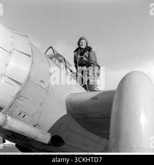 Birgit Thüring: Schwedische Pilotin. In diesem Bild von 1958 Birgit Thüring (1912–1984) in ihrem Fluganzug. Als Zielpilotin, schleppte sie Banner für die Kampfkunst der Luftwaffe und demonstrierte Präzision und Mut in einer kritischen Rolle. Birgits Präsenz auf Gotlands abgelegenem Luftwaffenstützpunkt spiegelt Schwedens erste Schritte hin zur Gleichstellung der Geschlechter in der Militärluftfahrt wider. Conard Ref. 3684 Stockfoto