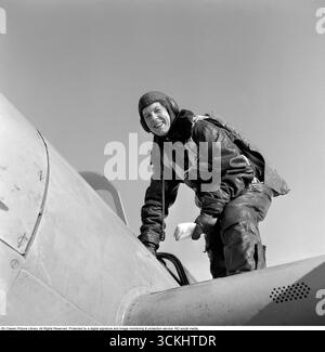 Birgit Thüring: Schwedische Pilotin. In diesem Bild von 1958 Birgit Thüring (1912–1984) in ihrem Fluganzug. Als Zielpilotin, schleppte sie Banner für die Kampfkunst der Luftwaffe und demonstrierte Präzision und Mut in einer kritischen Rolle. Birgits Präsenz auf Gotlands abgelegenem Luftwaffenstützpunkt spiegelt Schwedens erste Schritte hin zur Gleichstellung der Geschlechter in der Militärluftfahrt wider. Conard Ref. 3684 Stockfoto