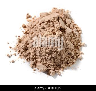 Haufen brauner Proteinpulver mit Schokoladengeschmack isoliert auf weißem Hintergrund, Draufsicht Stockfoto