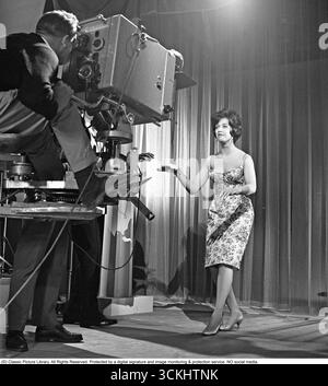 Barbro „Lill-Babs“ Svensson (* 9. März 1938–3. April 2018) war eine beliebte schwedische Sängerin und Schauspielerin. 1961 spielte sie in dem Film Svenska Floyd, wo sie die Lieder EN tuff brud i lyxförpackning, Vad vore livet utan Cha-Cha-Cha-Cha? Aufführte. Und „Knockout!“ Ihr lebhafter Auftritt im Film zeigte ihr Charisma und trug zu ihrem wachsenden Bekanntheitsgrad in den frühen 1960er Jahren bei Im filmstudio als Hauptrolle im Film Svenska Floyd 1961. Kristoffersson Ref. CS62-1 Stockfoto