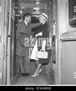 Zugfahrt in den 1960er Jahren Ein Paar in einem Zug, im Flur, der zu den Abteilen führt. Sie ist Schauspielerin Christina Schollin. 1960 Kristoffersson Ref. CO30-5 Stockfoto
