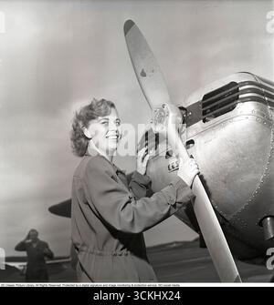 Pilotin in den 1940er Jahren Rut Berggren aus Sundsvall hat ihr Flugzeugabzeugnis in einem Stockholmer Flugzeugclub abgelegt und wird dabei gesehen, wie sie den Propeller ihres Flugzeugs hält. Schweden 1949. ref. AT8-10 Stockfoto
