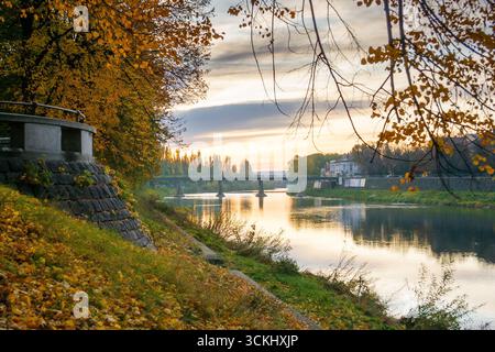 uschhorod, ukraine - 31. oktober 2009: uschhorod im Herbst. Wunderschöne urbane Landschaft mit bunten Laub auf Bäumen im Morgenlicht. scen Stockfoto