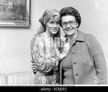 Ann-Margret (* 28. April 1941 in Olsson) ist eine schwedisch-amerikanische Schauspielerin, Sängerin und Tänzerin, deren Karriere sieben Jahrzehnte umfasst. Geboren in Valsjöbyn, Schweden, zog sie im Alter von sechs Jahren in die USA und wurde in den 1960er Jahren mit Rollen in Bye Bye Birdie (1963), Viva Las Vegas (1964) und Carnal Knowledge (1971) berühmt, wobei sie zwei Oscar-Nominierungen erhielt. Bekannt für ihre schwüle Stimme und ihre lebhaften Auftritte gewann sie fünf Golden Globe Awards und einen Emmy für ihre Rolle in Law & Order: SVU (2010). Sie trat bis in die 80er Jahre auf und veröffentlichte 2023 das Rockalbum Born to Be Wild. Bild von Ann-Margret und Stockfoto