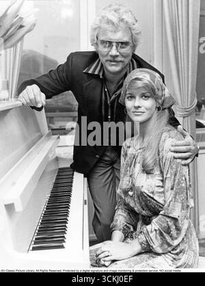 Ann-Margret (* 28. April 1941 in Olsson) ist eine schwedisch-amerikanische Schauspielerin, Sängerin und Tänzerin, deren Karriere sieben Jahrzehnte umfasst. Geboren in Valsjöbyn, Schweden, zog sie im Alter von sechs Jahren in die USA und wurde in den 1960er Jahren mit Rollen in Bye Bye Birdie (1963), Viva Las Vegas (1964) und Carnal Knowledge (1971) berühmt, wobei sie zwei Oscar-Nominierungen erhielt. Bekannt für ihre schwüle Stimme und ihre lebhaften Auftritte gewann sie fünf Golden Globe Awards und einen Emmy für ihre Rolle in Law & Order: SVU (2010). Sie trat bis in die 80er Jahre auf und veröffentlichte 2023 das Rockalbum Born to Be Wild. Bild von Ann-Margret und Stockfoto