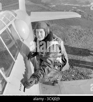 Birgit Thüring: Schwedische Pilotin. In diesem Bild von 1958 Birgit Thüring (1912–1984) in ihrem Fluganzug. Als Zielpilotin, schleppte sie Banner für die Kampfkunst der Luftwaffe und demonstrierte Präzision und Mut in einer kritischen Rolle. Birgits Präsenz auf Gotlands abgelegenem Luftwaffenstützpunkt spiegelt Schwedens erste Schritte hin zur Gleichstellung der Geschlechter in der Militärluftfahrt wider. Conard Ref. 3684 Stockfoto
