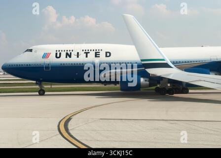 05/25/2022 - Chicago, USA: Seitenansicht eines United Airlines Boeing 747-Flugzeugs, das auf dem Rollfeld am Chicago O Hare International Airport unter einem p Stockfoto