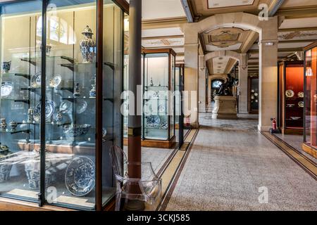 Die historischen Räume des Musée National Adrien Dubouché zeigen, wie Verbindungen zwischen Zivilisationen entstanden sind. Ming-Porzellan wird neben Delfter Töpferwaren eingesetzt, die selbst die chinesischen Modelle gekonnt imitieren. Im September 2025 wurden drei chinesische Porzellan-Exponate aus der Vitrine links vorne gestohlen. Place Winston Churchill, Limoges, Nouvelle-Aquitaine, Frankreich Stockfoto