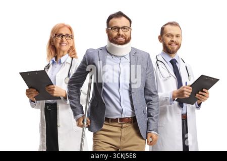 Ein Ärzteteam und ein männlicher Patient mit einem Halsband isoliert auf weißem Hintergrund Stockfoto