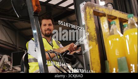 Gabelstapler mit Weste zum Anheben der Palette von gelben Flaschen im Lager, digitale Überzüge Stockfoto