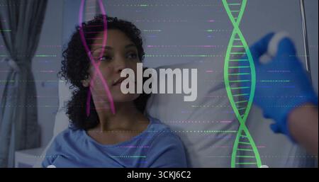 Liegender Patient, der ein Kleid trägt und auf den Handschuh am Krankenbett blickt, mit DNA-Helix-Grafiken Stockfoto
