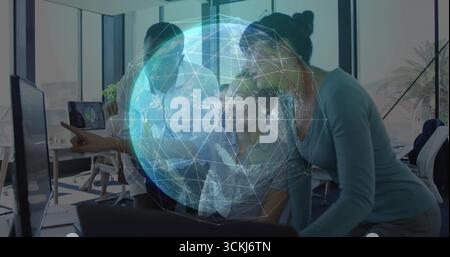 Das Team trägt formelle Kleidung und arbeitet im Büro mit einem digitalen Globus-Overlay um den Monitor herum Stockfoto