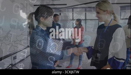 Hände schütteln asiatische Frau und blonde Frau grüßen im Büro Konferenzraum, mit Tablet, Ordner Stockfoto
