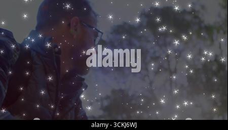 Stehender reifer Mann im Profilscannen Wald, Rucksack Weste Brille, Stern Overlay, Kopierraum Stockfoto