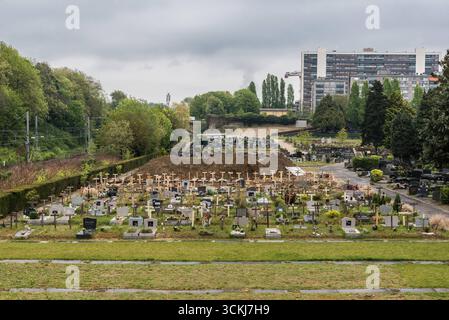 Friedhöfe und Sozialwohnungen in Jette, Region Brüssel-Hauptstadt, Belgien 18. APRIL 2020 Stockfoto
