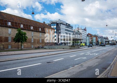 Straße und Gebäude in der Nähe des Bahnhofs Norreport in Kopenhagen, Dänemark Stockfoto
