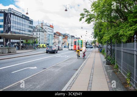 Straße im Stadtzentrum von Kopenhagen mit Autos, Fahrrädern und Bussen auf der Buslinie in der Nähe des Bahnhofs Norreport Stockfoto