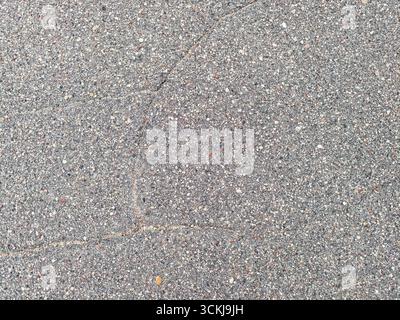 Nahaufnahme von gerissenen Asphaltbelägen mit rauer Textur. Hochwertige Fotos Stockfoto