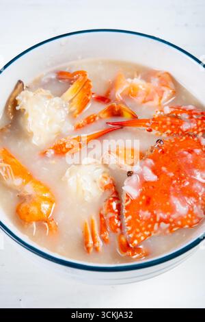 Blick auf frischen Haferbrei mit Meeresfrüchten und Garnelen in vertikaler Zusammensetzung Stockfoto
