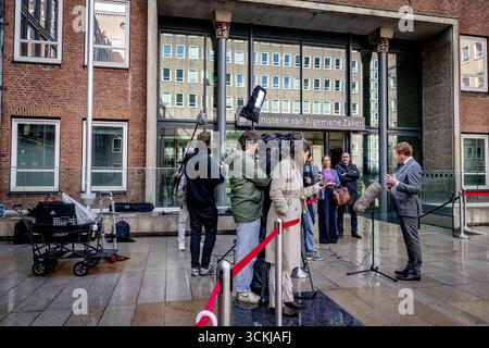 DEN HAAG – scheidender Außenminister und Minister für Asyl und Migration, David van Weel, im Ministerium für Allgemeine Angelegenheiten für die wöchentliche Kabinettssitzung. ANP /HOLLANDSE HOOGTE /ROBIN UTRECHT niederlande Out - belgien Out Stockfoto