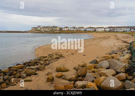 Ebbe an einem kleinen Strand in der Küstenstadt Amble, Northumberland. Stockfoto