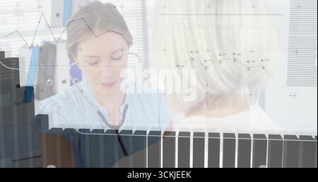 Stethoskoppflegerin mit Peelings und Kontrolle der Brust älterer Frauen im Klinikraum mit Untersuchungsstuhl Stockfoto