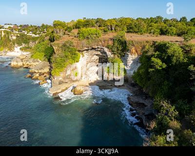 Luftaufnahme des Balangan Strandes in Uluwatu Bali Indonesien Stockfoto