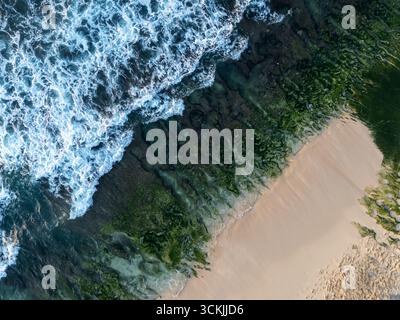 Luftaufnahme einer brechenden Welle am Balangan Strand Uluwatu Bali Indonesien Stockfoto