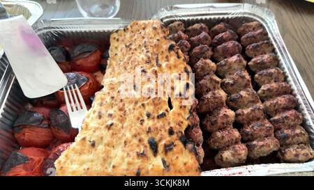 Köstliches Barbecue-Kebab serviert mit frischem Brot. Hochwertige Fotos Stockfoto