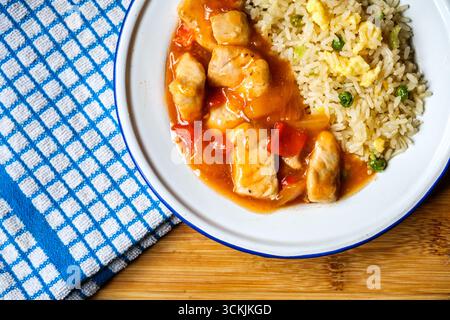 London UK, 12. September 2025, kantonesisches süßes und saures Chicked Meal Stockfoto