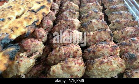 Schließen Sie gegrilltes Hackfleischkebab mit Brot. Hochwertige Fotos Stockfoto