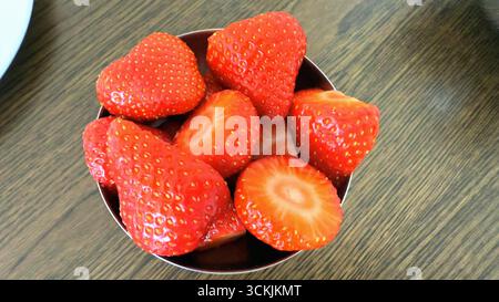 Saftige Erdbeeren serviert in Tasse auf dem Tisch. Hochwertige Fotos Stockfoto