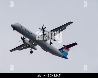 Luxair Bombardier DHC-8-400, auch bekannt als Dash 8 Q400 Registration LX LGM, fliegt in den City Airport LCY Stockfoto