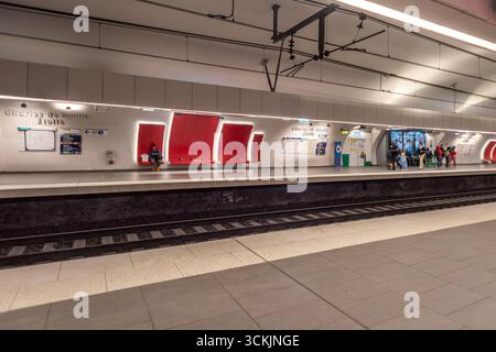 Paris, 4. September 2025: U-Bahn-Station Charles de Gaulle - Etoile Stockfoto