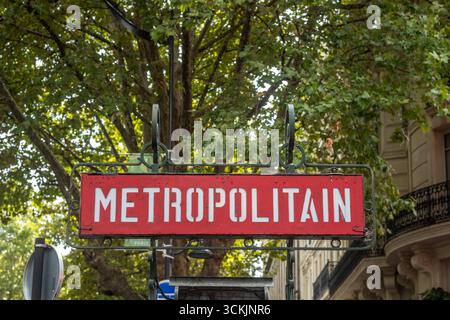 Paris, 4. September 2025: Schild für die Metro Stockfoto
