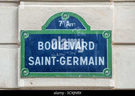 Paris, 4. September 2025: Straßenschild Boulevard Saint-Germain Stockfoto