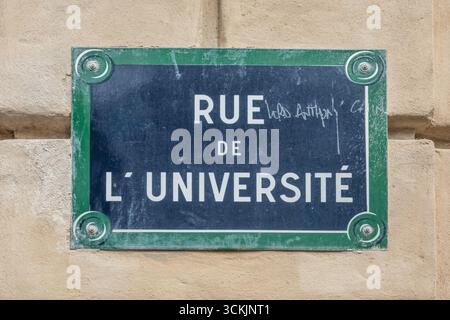 Paris, 4. September 2025: Straßenschild Rue de l'Université Stockfoto