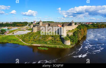 Aus der Vogelperspektive auf die Festung Ivangorod, eine russische mittelalterliche Burg am Ufer des Flusses Narva in der Oblast Leningrad auf der anderen Seite des Internatio Stockfoto