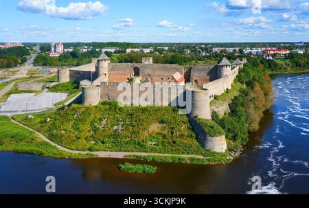 Aus der Vogelperspektive auf die Festung Ivangorod, eine russische mittelalterliche Burg am Ufer des Flusses Narva in der Oblast Leningrad auf der anderen Seite des Internatio Stockfoto