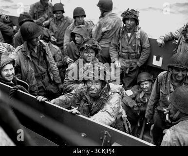 OMAHA BEACH, NORMANDIE, FRANKREICH - 6. Juni 1944 - Ein Landungsschiff der US Navy nähert sich am frühen Morgen des D-Day mit Angriffstruppen der US-Armee und der US-Navy dem Omaha Beach in der Normandie an. Die alliierte Invasion in der Normandie markierte den Beginn des Endes der Nazi-Tyrannei über weite Teile Europas - Foto: Geopix/USCG Stockfoto