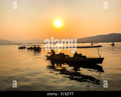 Hangzhou, China, Gruppenmenschen, Touristen, die den See im Stadtzentrum besuchen, Boote, Sonnenuntergang, Silhouette Stockfoto