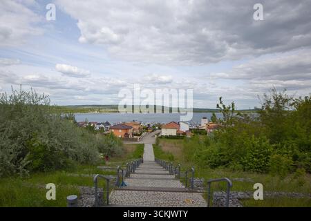 Deutschland, Sachsen-Anhalt, Mücheln - 08. Mai 2025: Blick hinunter zur Marina Mücheln. Stockfoto