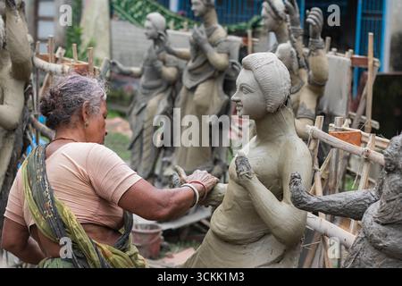 Bangladesch, Cumill - 6. Oktober 2024, Künstler, der Tonidol des durga Puja Festivals herstellt. Stockfoto