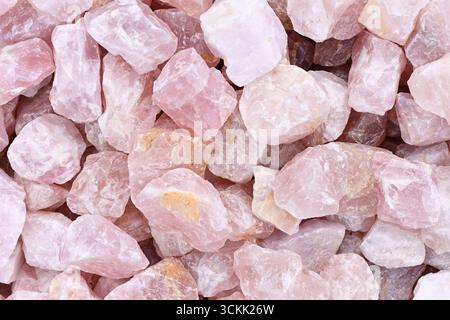 Nahaufnahme von rohen großen Rosenquarzkristallen. Natürliche rosafarbene Edelsteinstücke, die zur Heilung oder Dekoration verwendet werden Stockfoto